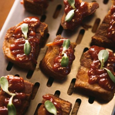 Panceta com goiabada Um prato crocante e saboroso, perfeito para comer com os amigos no seu Happy Hour.